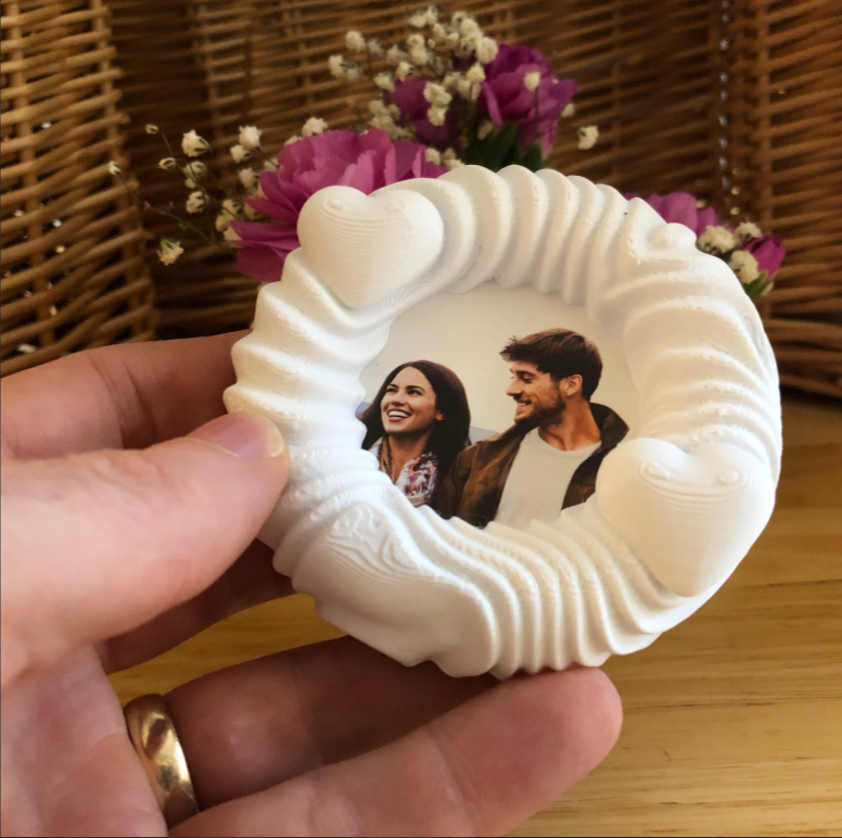 A cute picture frame - 3d print model for valentines day.
